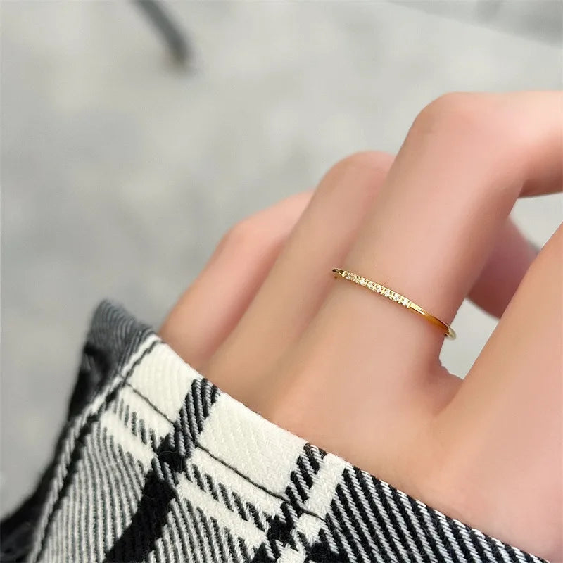 טבעת עדינה משובצת זירקונים Sparkle Line