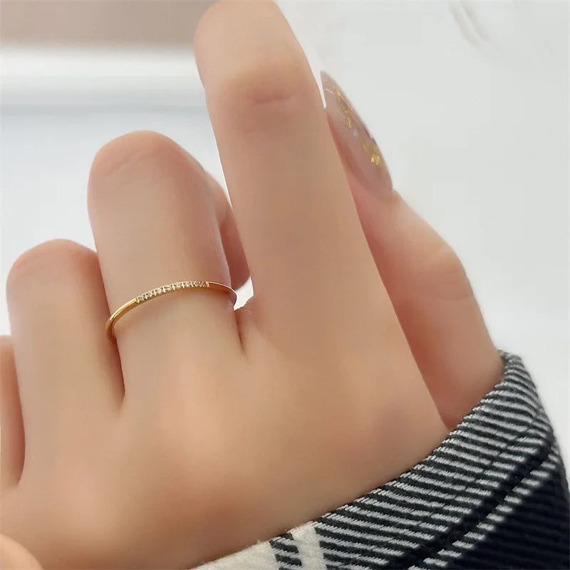 טבעת עדינה משובצת זירקונים Sparkle Line