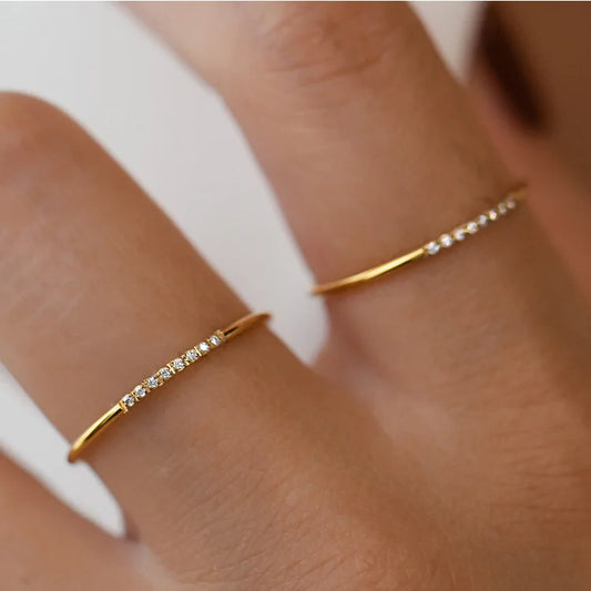 טבעת עדינה משובצת זירקונים Sparkle Line